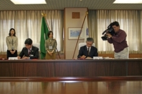 Signing of the agreement by Mayor Koyama and PWRI Chief Executive Sakamoto