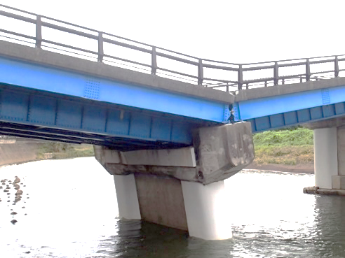 クリックして拡大 Photo 1 Example of a bridge that had tilted due to rising river water