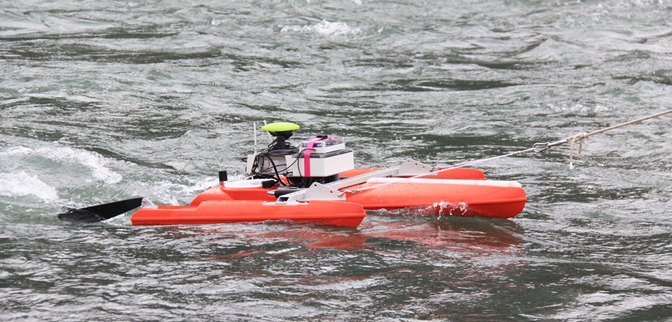 クリックして拡大 Photo 1 A moving boat equipped with ADCP