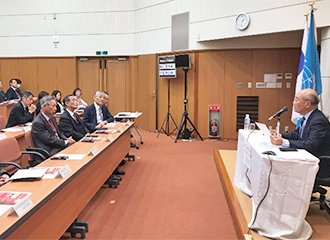 Mr. Matsuura (right) and the audience.