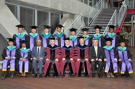 政策研究大学院大学正門前で集合写真