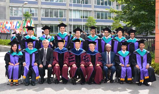 政策研究大学院大学正門前で集合写真