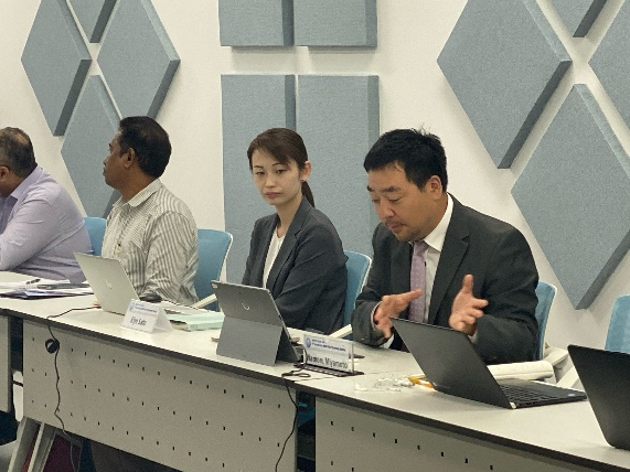 WMO RA Ⅱの会議で発表する宮本主任研究員