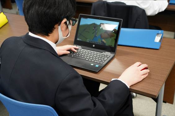 仮想洪水体験システムを体験する中学生の様子