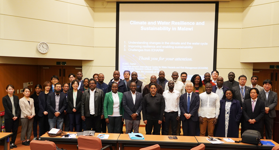 The participants and ICHARM staff gathering for photos