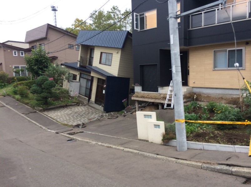 道路および住宅地の沈下を示す写真