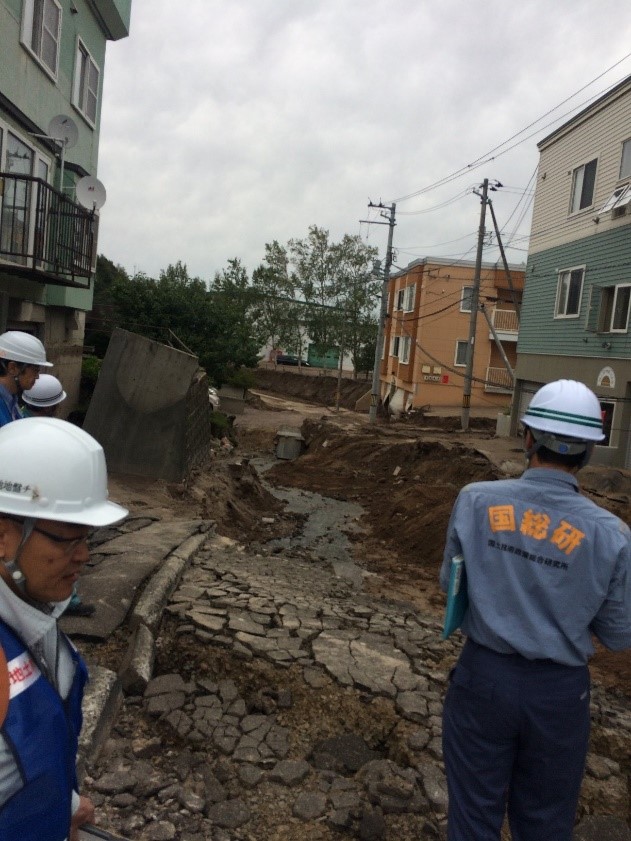 土砂が流出したと考えられる地点を示す写真