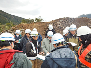 写真-5　地質状況に関する意見交換