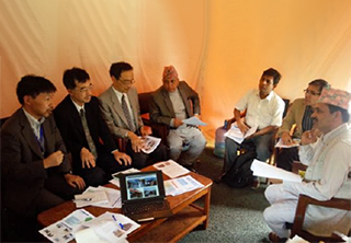 ネパール政府高官 (国家計画評議会副長)に復興施策提案等を行う運上氏（左から2人目）