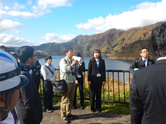 写真-5貯水池周辺斜面見学（佐々木地質研究監による説明）